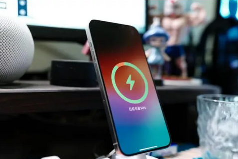 蕲春苹果15换屏服务分享用什么充电器给iPhone15充电更好 